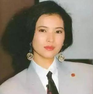蓝洁瑛的悲惨人生：3次雪藏，遭大佬性侵逼疯，死后墓地被毁
