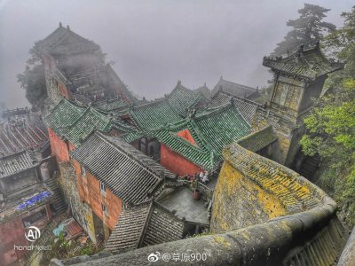 ​武当山主峰天柱峰上的金顶，是武当山精华和象征