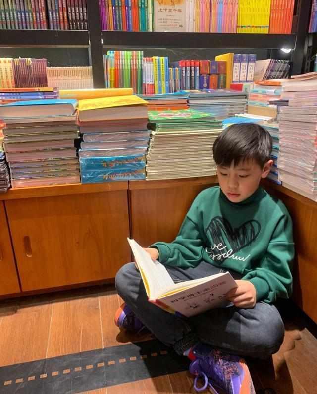 蔡国庆儿子庆庆长大了，样貌清秀多才多艺，老爸基因就是强大！