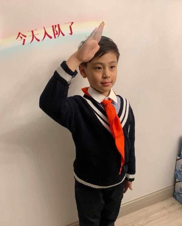 蔡国庆儿子庆庆长大了，样貌清秀多才多艺，老爸基因就是强大！