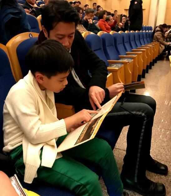 蔡国庆儿子庆庆长大了，样貌清秀多才多艺，老爸基因就是强大！