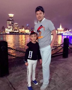 ​蔡国庆儿子庆庆长大了，样貌清秀多才多艺，老爸基因就是强大！