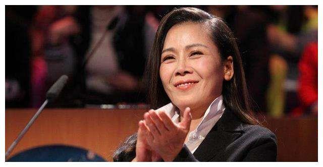 52岁田震近况，满头白发显苍老，与男友相恋20年不结婚不要孩子