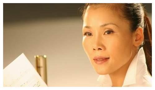 52岁田震近况，满头白发显苍老，与男友相恋20年不结婚不要孩子