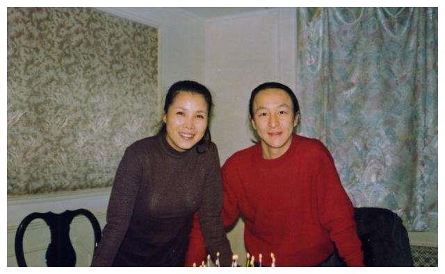 52岁田震近况，满头白发显苍老，与男友相恋20年不结婚不要孩子