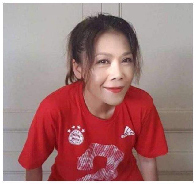 52岁田震近况，满头白发显苍老，与男友相恋20年不结婚不要孩子