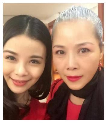 52岁田震近况，满头白发显苍老，与男友相恋20年不结婚不要孩子