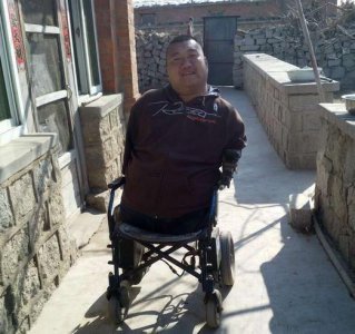 ​传奇人物“筷子哥”用嘴打游戏，赚钱养家，影响了数十万人