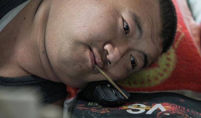 传奇人物“筷子哥”用嘴打游戏，赚钱养家，影响了数十万人