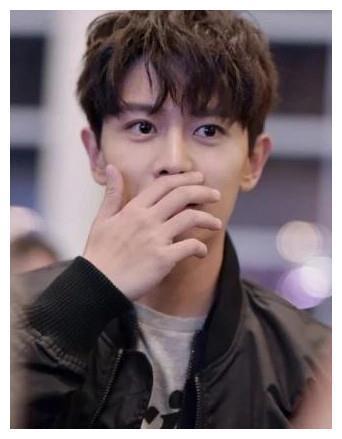 英年早婚的明星中，任嘉伦都比不上他，网友：看着还是个沙雕男孩