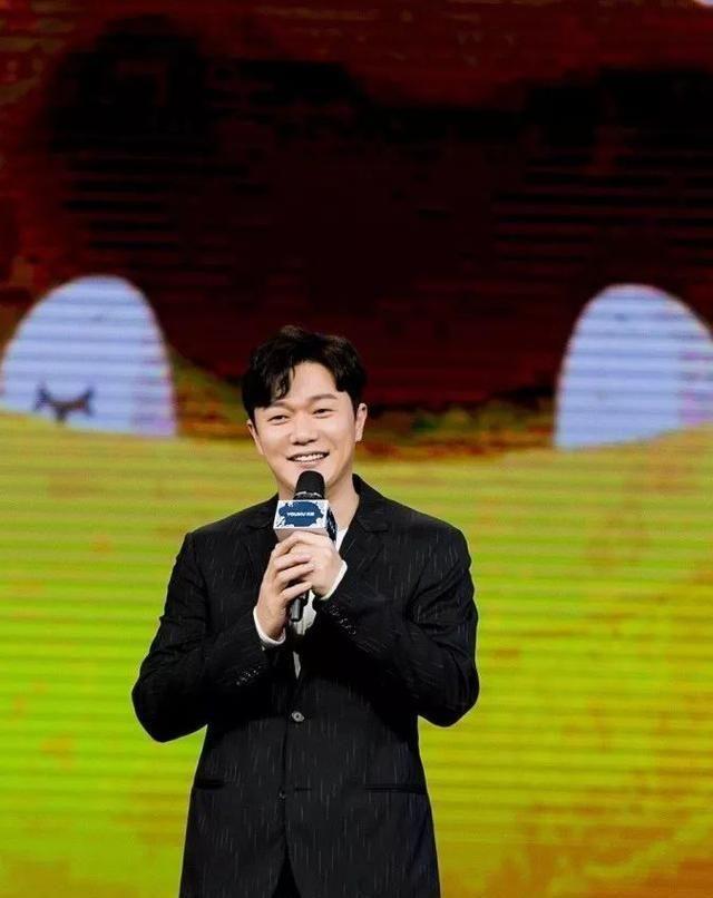 筷子兄弟肖央女装照曝出！据说艳压朱碧石？网友：第一眼就爱上了