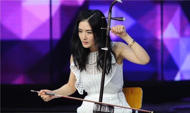 谢娜首晒全家福，分享双胞胎女儿有趣日常，张杰六字回应引爆笑