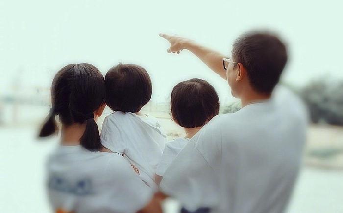 谢娜首晒全家福，分享双胞胎女儿有趣日常，张杰六字回应引爆笑