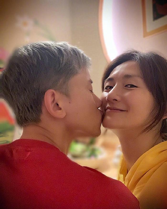 谢娜首晒全家福，分享双胞胎女儿有趣日常，张杰六字回应引爆笑