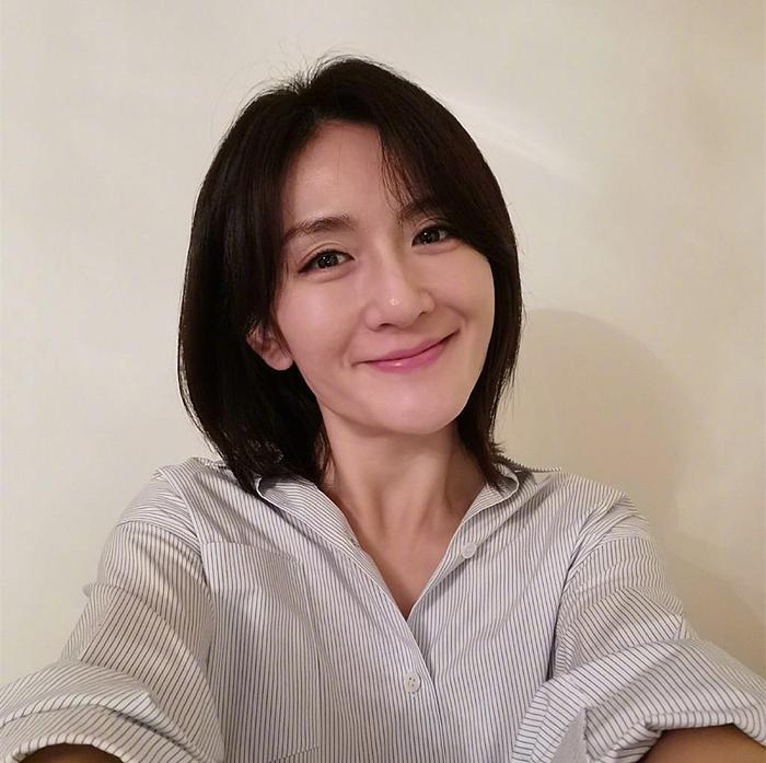 谢娜首晒全家福，分享双胞胎女儿有趣日常，张杰六字回应引爆笑