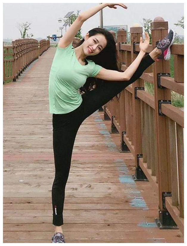 彰显青春气息的紧身打底裤美女，身材傲人，真让人羡慕！