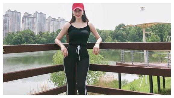 彰显青春气息的紧身打底裤美女，身材傲人，真让人羡慕！