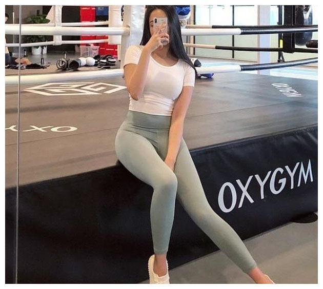 彰显青春气息的紧身打底裤美女，身材傲人，真让人羡慕！
