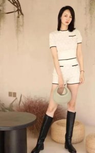 ​王皓娇妻晒自拍！35岁身材苗条似少女，与男舞伴热舞引发夫妻矛盾