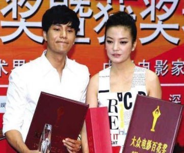 ​赵薇大方公开两个孩子合影，8岁小四月身高抢镜，大儿子帅气逼人