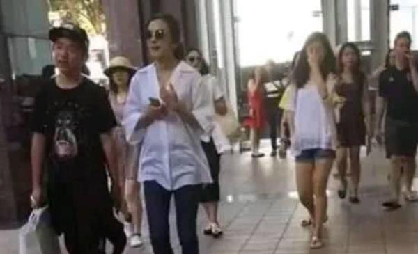 赵薇大方公开两个孩子合影，8岁小四月身高抢镜，大儿子帅气逼人