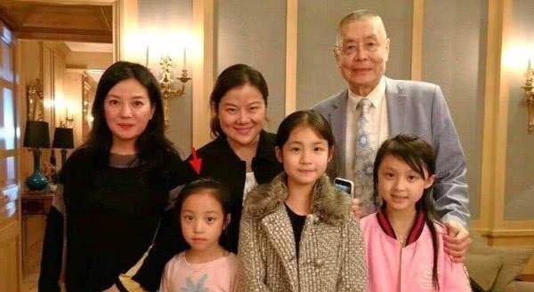 赵薇大方公开两个孩子合影，8岁小四月身高抢镜，大儿子帅气逼人