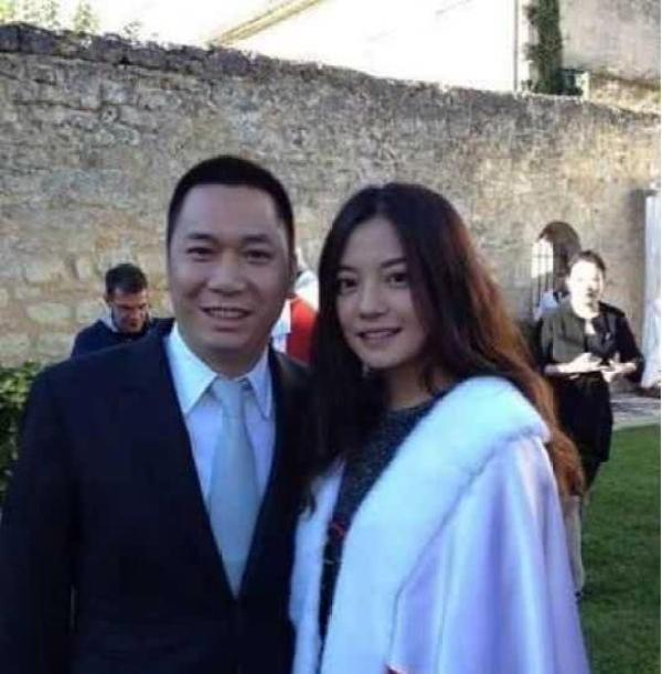 赵薇大方公开两个孩子合影，8岁小四月身高抢镜，大儿子帅气逼人