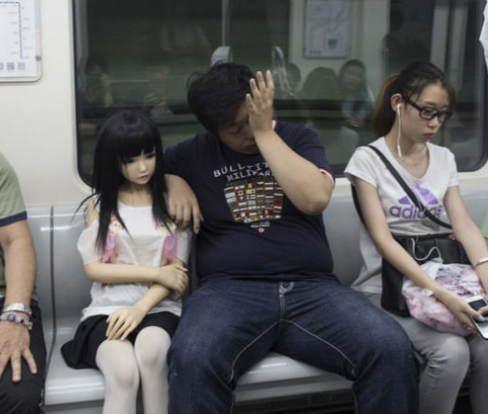 小伙“娶不起媳妇”而与硅胶女友相伴，走到哪带到哪
