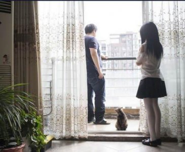 ​小伙“娶不起媳妇”而与硅胶女友相伴，走到哪带到哪