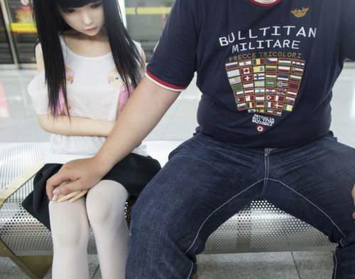 小伙“娶不起媳妇”而与硅胶女友相伴，走到哪带到哪