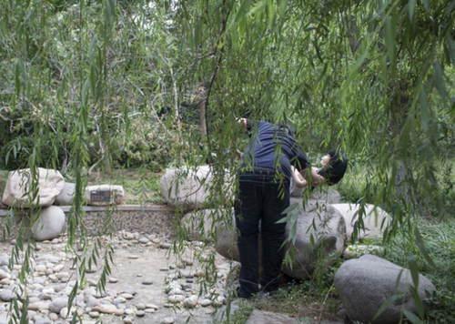 小伙“娶不起媳妇”而与硅胶女友相伴，走到哪带到哪