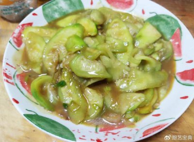 ​轻盈嫩滑，清新一口！尽情品味的清炒丝瓜，简单素雅中的味蕾盛宴！