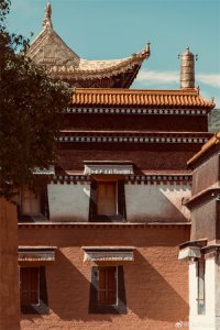​拉卜楞寺，位于中国甘肃省甘南藏族自治州夏河县大夏河岸边