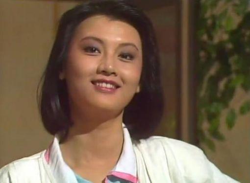 她是红极一时的貌美花旦，曾与郑惠玉齐名，今因病容貌巨变成这样