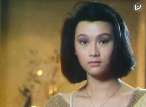 她是红极一时的貌美花旦，曾与郑惠玉齐名，今因病容貌巨变成这样