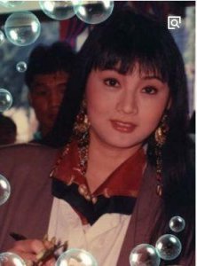 ​她是红极一时的貌美花旦，曾与郑惠玉齐名，今因病容貌巨变成这样