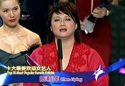 她是红极一时的貌美花旦，曾与郑惠玉齐名，今因病容貌巨变成这样