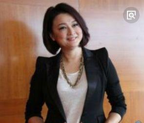 她是红极一时的貌美花旦，曾与郑惠玉齐名，今因病容貌巨变成这样