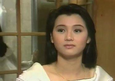 她是红极一时的貌美花旦，曾与郑惠玉齐名，今因病容貌巨变成这样