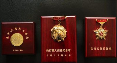 ​了不起！解放军连队新兵点验，在行李中发现执行重大任务纪念章