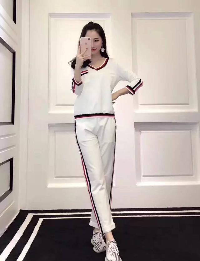 克罗心只用一条休闲裙，就打败了chanel连衣裙，淑女范不难