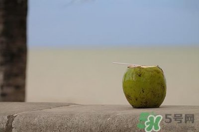 ​三岁宝宝能喝椰子汁吗?宝宝喝椰子汁好吗