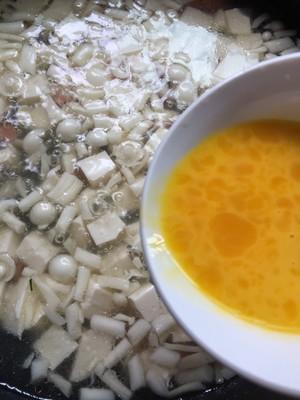 吃点清淡的很有必要，试试这碗菌菇豆腐汤，鲜味十足营养高！