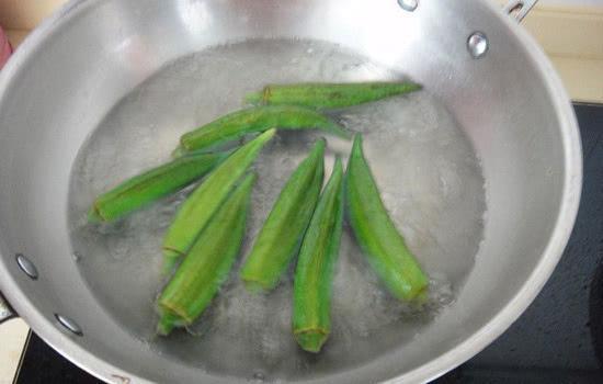 炒“秋葵”前，要不要焯水？很多人都做错，难怪味道又苦又涩