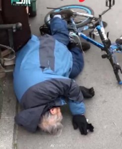 ​这些年来，扶起老人怕被讹的担心，从南京彭宇案开始发酵