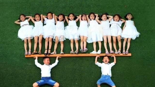 幼儿园毕业照走红，各种造型创意十足不输大学生，网友：小大人