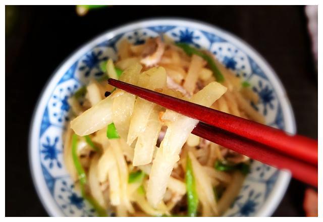 这地瓜外形像个特大号蒜头，口感却清甜脆嫩，夏天吃还能清热解暑