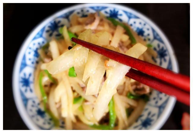 这地瓜外形像个特大号蒜头，口感却清甜脆嫩，夏天吃还能清热解暑
