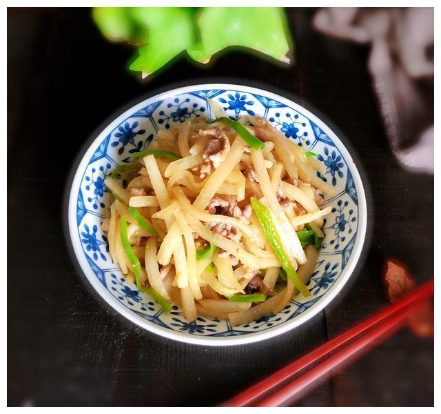 这地瓜外形像个特大号蒜头，口感却清甜脆嫩，夏天吃还能清热解暑