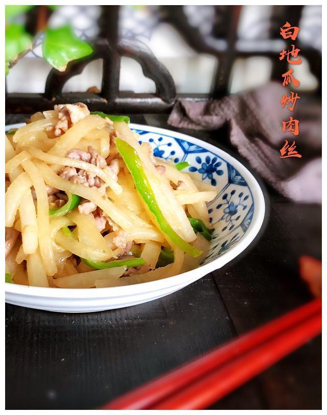 这地瓜外形像个特大号蒜头，口感却清甜脆嫩，夏天吃还能清热解暑